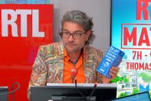 Olivier Dauvers en compagnie d'une brique de lait de la marque "C'est qui le patron !?", le 23 février 2026.