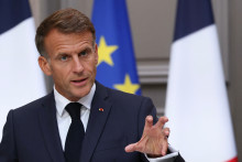 Emmanuel Macron prend la parole à l'issue de sa réunion avec les chefs de partis sur la situation internationale et énergétique à l'Élysée le 18 septembre 2026.