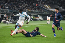 Le Marseillais Timothy Weah au duel avec les Parisiens Khvicha Kvaratskhelia et Warren Zaïre-Emery lors du Trophée des champions à Doha, le 8 janvier 2026.