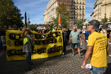 Un petit groupe de manifestants participe à un rassemblement organisé par le mouvement des "Gilets jaunes" pour protester contre la hausse du coût de la vie, à Marseille, le 19 septembre 2026.