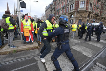 Un "gilet jaune" affronte un policier à Strasbourg, le 1er décembre 2018