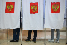 Des électeurs votent lors des élections législatives russes dans un bureau de vote de Klimovsk, un microdistrict de la ville de Podolsk, dans la région de Moscou, le 19 septembre 2026.