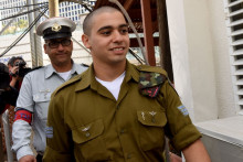 Le soldat israélien Elor Azaria, coupable d'homicide involontaire pour avoir abattu un agresseur palestinien blessé et allongé au sol, dans une affaire qui a profondément divisé Israël, devant le tribunal militaire de Tel-Aviv, le 24 janvier 2017.