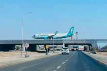 Un avion atterrit à l'aéroport international de Ryad, samedi 19 octobre.