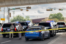 Des forces de l'ordre autour d'une voiture ciblée par ICE à Austin au Texas le 20 septembre