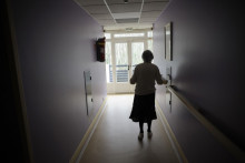 Une femme souffrant de la maladie d'Alzheimer à Angervilliers, en mars 2011 (photo d'illustration).