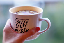 Une femme tenant un mug de café. (Illustration)