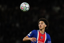 L'attaquant français du Paris Saint-Germain, Maghnes Akliouche, suit le ballon du regard lors du match de Ligue des champions (phase de groupes) opposant le Paris Saint-Germain au Slovan Bratislava, le 9 septembre 2026,