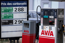 Cette photographie montre les prix des carburants affichés dans une station-service Avia à Paris le 18 septembre 2026.