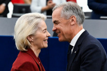 Le Premier ministre canadien Mark Carney salue la présidente de la Commission européenne, Ursula von der Leyen, après avoir prononcé un discours dans l'hémicycle du Parlement européen à Strasbourg, le 17 septembre 2026.