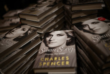 Des exemplaires de « Swan Song : Diana, My Sister », l'ouvrage de Charles Spencer consacré à sa défunte sœur, la princesse Diana, sont déballés dans une librairie du centre de Londres, le 22 septembre 2026.