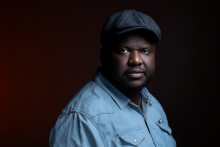L'écrivain canado-haïtien Thélyson Orélien est l'un des favoris du prix Goncourt 2026.