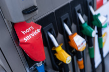 Une pompe à essence portant la mention "hors service" dans une station-service TotalEnergies suite à un acte de vandalisme à Pecquencourt, dans le nord de la France, le 16 septembre 2026