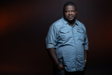 L’écrivain, poète et romancier québécois d’origine haïtienne Thelyson Orelien pose pour des photos lors d’une séance photo à Paris, le 8 septembre 2026.