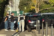La police scientifique autour d'une Clio bleue marine dans laquelle a été blessé par balle un homme de 27 ans à Marseille, le 23 septembre 2026.