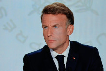 Une photo montre un écran de contrôle pendant qu'Emmanuel Macron, président de la République française, s'exprime lors d'une interview accordée à France 2 et TF1 au palais de l'Élysée, à Paris, le 24 septembre 2026.