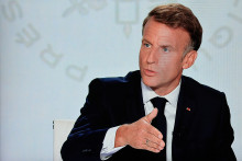 Une photo montre un écran de contrôle pendant qu'Emmanuel Macron, président de la République française, s'exprime lors d'une interview accordée à France 2 et TF1 au palais de l'Élysée, à Paris, le 24 septembre 2026