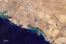 Cette image satellite, fournie par 2026 Planet Labs PBC, montre l'infrastructure pétrolière du port de Yanbu, en Arabie saoudite, sur la mer Rouge occidentale, le 4 mars 2026