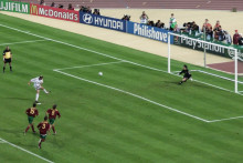 Zinédine Zidane marque le pénalty qui qualifie l'équipe de France en finale de l'Euro au but en or, aux dépens du Portugal, le 28 juin 2000 au stade Roi Baudouin à Bruxelles.