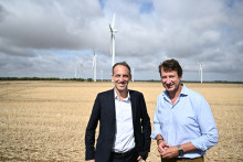 Le président de Place publique, Raphaël Glucksmann, candidat à l'élection présidentielle française de 2027, et le sénateur Yannick Jadot, du parti Les Écologistes, à Saint-Jean-de-Liversay, le 25 août 2026.