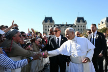 Le pape Léon XIV salue les fidèles à son arrivée à la cathédrale Notre-Dame de Paris pour y célébrer une messe le 25 septembre 2026, dans le cadre de sa visite de quatre jours en France.