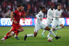 Michael Olise en possession du ballon lors de Turquie-France en Ligue des nations, le 25 septembre 2026 à Izmit.