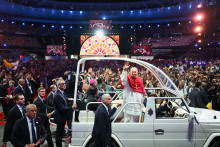 Le pape Léon XIV salue les fidèles depuis la papamobile au Stade de France, à Saint-Denis, en banlieue parisienne, le 25 septembre 2026