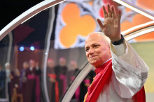 Le pape Léon XIV salue les fidèles depuis la papamobile au Stade de France, à Saint-Denis, en banlieue parisienne, le 25 septembre 2026