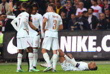 Kylian Mbappé allongé sur la pelouse de Turquie-France après son but, le 25 septembre 2026 en Ligue des nations.
