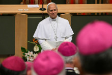 Le pape Léon XIV, face aux Evêques de la Conférence épiscopale de France à Lourdes, le 27 septembre.