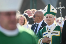 Le pape Léon XIV, pendant la messe célébrée à Lourdes le 27 septembre.
