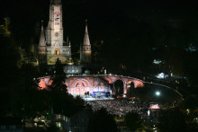 La foule rassemblée devant le sanctuaire Notre-Dame de Lourdes pour la prière du Saint Rosaire, le dimanche 27 septembre 2026