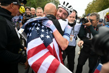 L'Américain Brandon McNulty célèbre sa victoire aux mondiaux de cyclisme sur route, dimanche 27 septembre à Montréal