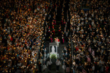 Des centaines de fidèles prennent part à la procession aux flambeaux autour du pape Léon XIV à Lourdes, le 27 septembre 2026