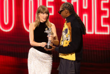 Taylor Swift reçoit le prix de la Vidéo de l'année pour "The Fate of Ophelia" des mains de l'animateur Snoop Dogg, sur scène lors de la cérémonie des MTV Video Music Awards (VMA) 2026, le 27 septembre 2026.