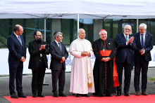 Le grand rabbin de France Haïm Korsia, le pape Léon XIV, l'archevêque français Jean-Marc Aveline ainsi que l'avocat franco-algérien et recteur de la Grande Mosquée de Paris, Chems-eddine Hafiz, à Metz, le 28 septembre 2026.