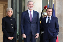 Le Roi d'Espagne Felipe VI accompagné d'Emmanuel Macron et son épouse Brigitte à l'Élysée.
