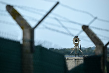 Une caméra de surveillance filme la clôture entourant la base de la RAF à Fairford.