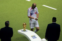 Zinédine Zidane passe à côté du trophée après son expulsion de la finale de la Coupe du monde entre la France et l'Italie, le 9 juillet 2006 à Berlin.