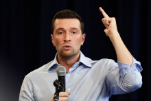 Le président du Rassemblement national (RN), Jordan Bardella, fait un geste lors d'un discours prononcé à l'occasion de la réunion de reprise du travail du RN en Picardie, à Breteuil, dans le nord de la France, le 19 septembre 2026.