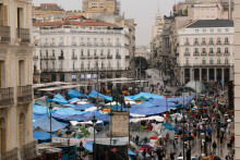 Des manifestants campent sous la pluie dans des tentes pour protester contre les expulsions et la crise du logement sur la place de la Puerta del Sol à Madrid, le 28 septembre 2026.