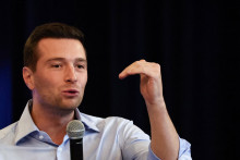 Jordan Bardella lors d'un discours prononcé à l'occasion de la réunion de reprise du travail du RN en Picardie, à Breteuil, dans le nord de la France, le 19 septembre 2026.