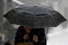 Un homme sous la pluie (illustration)