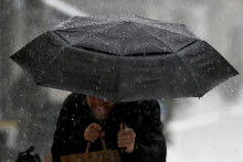 Un homme sous la pluie (illustration)