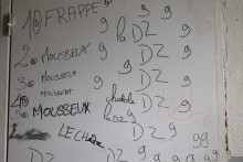 Cette photographie montre un mur portant des inscriptions faisant référence à la vente de drogues illégales et indiquant "DZ Mafia", dans le quartier de La Maurelette, situé dans le 15e arrondissement de Marseille, le 16 janvier 2026.