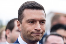 Le président du Rassemblement national (RN), Jordan Bardella s'adresse à la presse lors de sa visite au salon agricole de Châlons-en-Champagne, dans le nord-est de la France, le 29 août 2026.