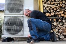 Un ouvrier installe une pompe à chaleur dans une maison individuelle à Saint-Didier, dans l'ouest de la France, le 2 octobre 2023. (Illustration)