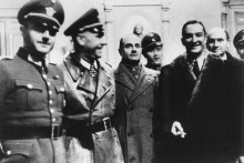René Bousquet (droite), secrétaire général de la police de la France occupée, à Marseille en 1943 avec des officier allemands