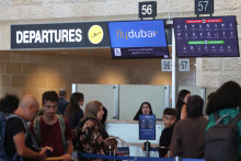 Des passagers font la queue aux comptoirs de flydubai à l'aéroport Ben Gourion, près de Tel Aviv, le 30 septembre 2026.