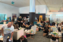 Sur cette photo diffusée le 30 septembre 2026, on aperçoit des passagers du vol FZ1073 de flydubai, reliant Dubaï à Tel Aviv, à l'aéroport de Tabuk, après que leur avion a été contraint d'atterrir en Arabie saoudite
